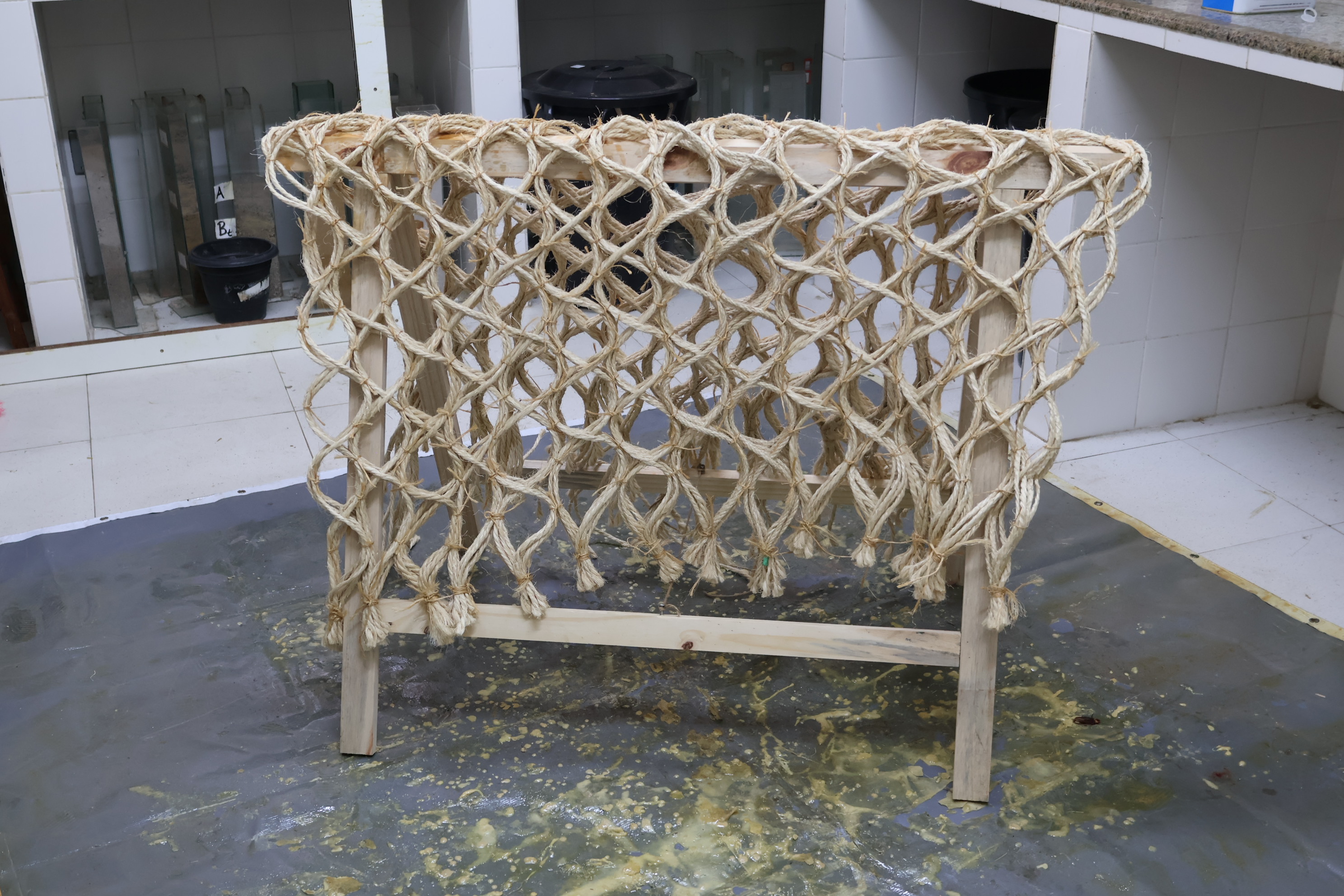 Detalhe da geocélula expandida sobre o talude